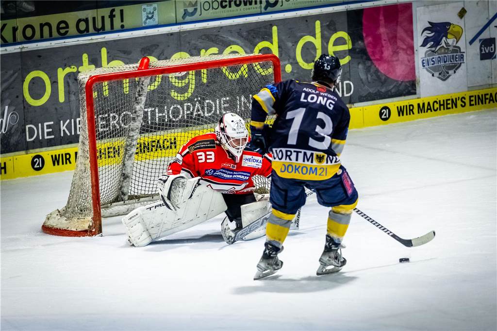 3:0 und 4:2 geführt, den 4:4-Ausgleich mit der Schlusssirene kassiert und das anschließende Penaltyschießen verloren: Es war der erwartete Playoff-Fight, den die 2500 Zuschauer am Freitagabend (7. März) im Eissportzentrum Westfalen zu sehen bekamen zwischen den Eisadlern Dortmund (blau) und den Ratinger Ice Aliens (rot). Und es war ein Krimi mit Überlänge und sehr viel knisternde Spannung im ersten Finalspiel, allerdings auch mit einem zumindest aus Dortmunder Sicht etwas unerwarteten Ende. Am Sonntag (9. März) geht es ab 18 Uhr am Ratinger Sandbach mit dem 2. Spiel der Best-of-5-Serie weiter.