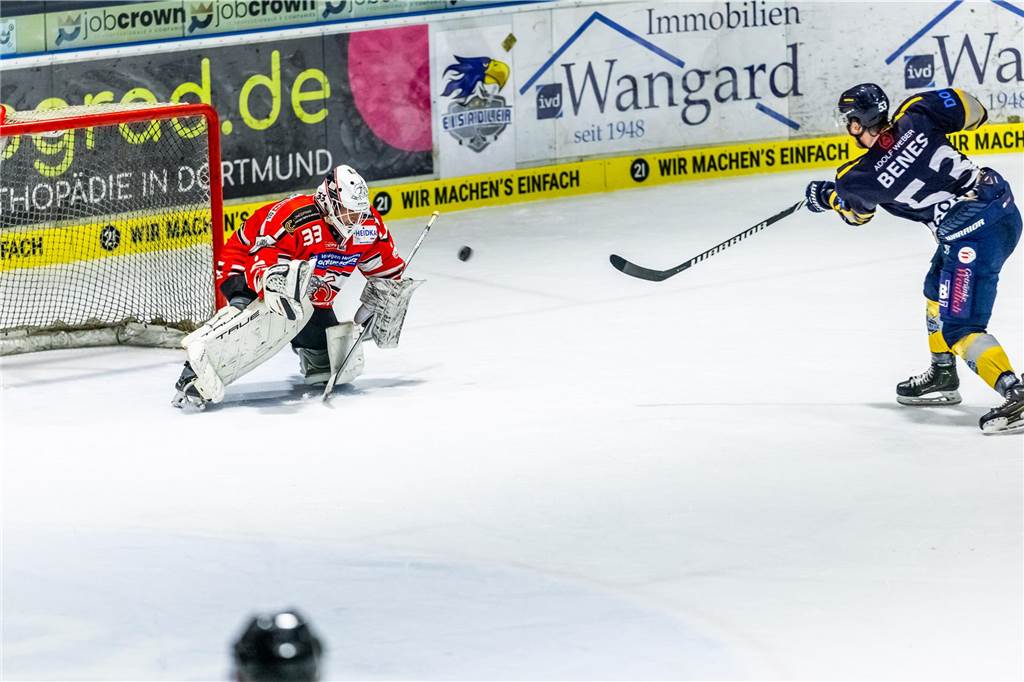 3:0 und 4:2 geführt, den 4:4-Ausgleich mit der Schlusssirene kassiert und das anschließende Penaltyschießen verloren: Es war der erwartete Playoff-Fight, den die 2500 Zuschauer am Freitagabend (7. März) im Eissportzentrum Westfalen zu sehen bekamen zwischen den Eisadlern Dortmund (blau) und den Ratinger Ice Aliens (rot). Und es war ein Krimi mit Überlänge und sehr viel knisternde Spannung im ersten Finalspiel, allerdings auch mit einem zumindest aus Dortmunder Sicht etwas unerwarteten Ende. Am Sonntag (9. März) geht es ab 18 Uhr am Ratinger Sandbach mit dem 2. Spiel der Best-of-5-Serie weiter.