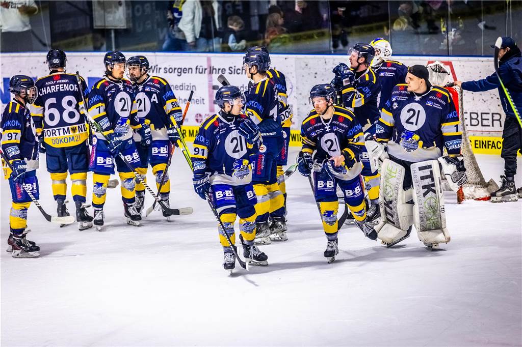 3:0 und 4:2 geführt, den 4:4-Ausgleich mit der Schlusssirene kassiert und das anschließende Penaltyschießen verloren: Es war der erwartete Playoff-Fight, den die 2500 Zuschauer am Freitagabend (7. März) im Eissportzentrum Westfalen zu sehen bekamen zwischen den Eisadlern Dortmund (blau) und den Ratinger Ice Aliens (rot). Und es war ein Krimi mit Überlänge und sehr viel knisternde Spannung im ersten Finalspiel, allerdings auch mit einem zumindest aus Dortmunder Sicht etwas unerwarteten Ende. Am Sonntag (9. März) geht es ab 18 Uhr am Ratinger Sandbach mit dem 2. Spiel der Best-of-5-Serie weiter.