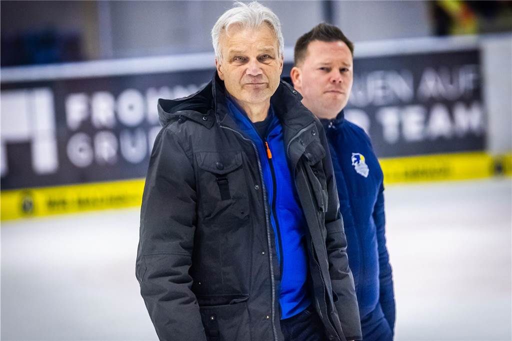 3:0 und 4:2 geführt, den 4:4-Ausgleich mit der Schlusssirene kassiert und das anschließende Penaltyschießen verloren: Es war der erwartete Playoff-Fight, den die 2500 Zuschauer am Freitagabend (7. März) im Eissportzentrum Westfalen zu sehen bekamen zwischen den Eisadlern Dortmund (blau) und den Ratinger Ice Aliens (rot). Und es war ein Krimi mit Überlänge und sehr viel knisternde Spannung im ersten Finalspiel, allerdings auch mit einem zumindest aus Dortmunder Sicht etwas unerwarteten Ende. Am Sonntag (9. März) geht es ab 18 Uhr am Ratinger Sandbach mit dem 2. Spiel der Best-of-5-Serie weiter.