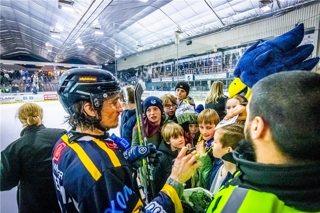 3:0 und 4:2 geführt, den 4:4-Ausgleich mit der Schlusssirene kassiert und das anschließende Penaltyschießen verloren: Es war der erwartete Playoff-Fight, den die 2500 Zuschauer am Freitagabend (7. März) im Eissportzentrum Westfalen zu sehen bekamen zwischen den Eisadlern Dortmund (blau) und den Ratinger Ice Aliens (rot). Und es war ein Krimi mit Überlänge und sehr viel knisternde Spannung im ersten Finalspiel, allerdings auch mit einem zumindest aus Dortmunder Sicht etwas unerwarteten Ende. Am Sonntag (9. März) geht es ab 18 Uhr am Ratinger Sandbach mit dem 2. Spiel der Best-of-5-Serie weiter.