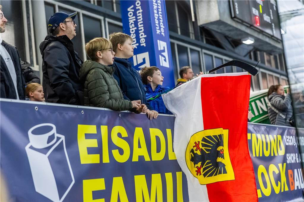 3:0 und 4:2 geführt, den 4:4-Ausgleich mit der Schlusssirene kassiert und das anschließende Penaltyschießen verloren: Es war der erwartete Playoff-Fight, den die 2500 Zuschauer am Freitagabend (7. März) im Eissportzentrum Westfalen zu sehen bekamen zwischen den Eisadlern Dortmund (blau) und den Ratinger Ice Aliens (rot). Und es war ein Krimi mit Überlänge und sehr viel knisternde Spannung im ersten Finalspiel, allerdings auch mit einem zumindest aus Dortmunder Sicht etwas unerwarteten Ende. Am Sonntag (9. März) geht es ab 18 Uhr am Ratinger Sandbach mit dem 2. Spiel der Best-of-5-Serie weiter.