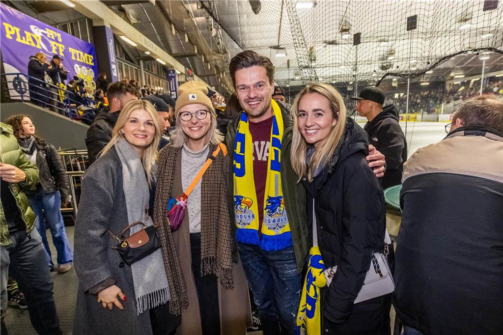 3:0 und 4:2 geführt, den 4:4-Ausgleich mit der Schlusssirene kassiert und das anschließende Penaltyschießen verloren: Es war der erwartete Playoff-Fight, den die 2500 Zuschauer am Freitagabend (7. März) im Eissportzentrum Westfalen zu sehen bekamen zwischen den Eisadlern Dortmund (blau) und den Ratinger Ice Aliens (rot). Und es war ein Krimi mit Überlänge und sehr viel knisternde Spannung im ersten Finalspiel, allerdings auch mit einem zumindest aus Dortmunder Sicht etwas unerwarteten Ende. Am Sonntag (9. März) geht es ab 18 Uhr am Ratinger Sandbach mit dem 2. Spiel der Best-of-5-Serie weiter.