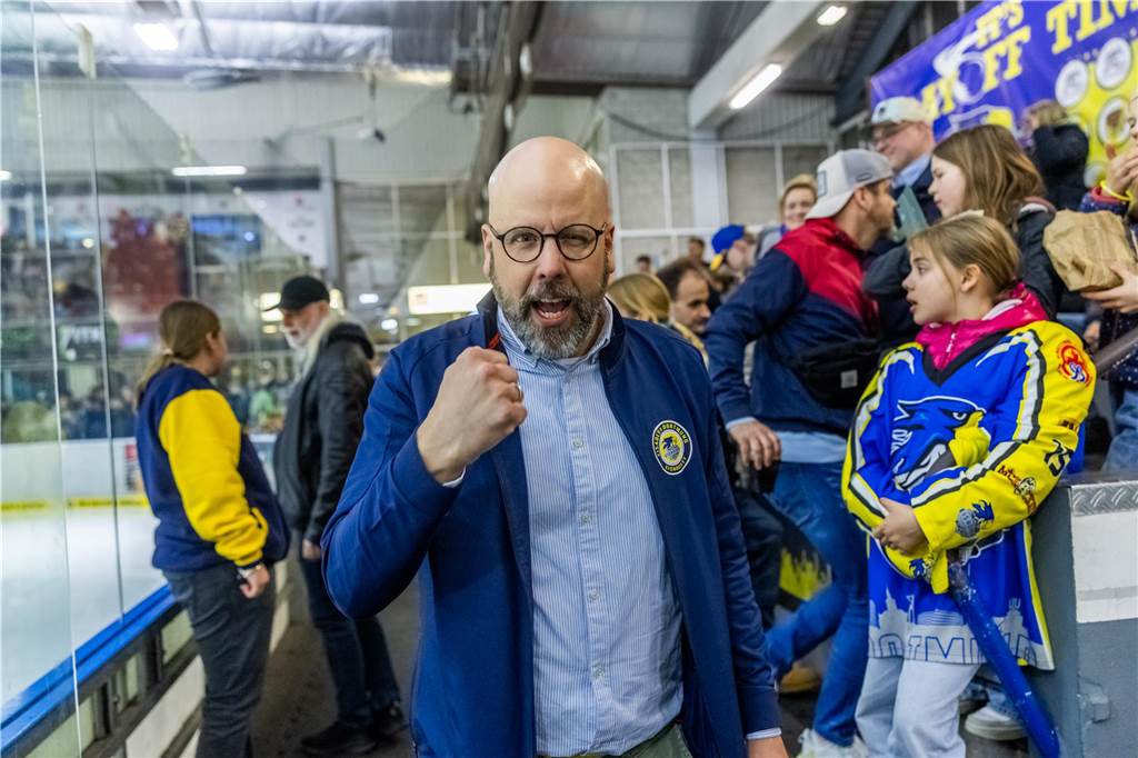 3:0 und 4:2 geführt, den 4:4-Ausgleich mit der Schlusssirene kassiert und das anschließende Penaltyschießen verloren: Es war der erwartete Playoff-Fight, den die 2500 Zuschauer am Freitagabend (7. März) im Eissportzentrum Westfalen zu sehen bekamen zwischen den Eisadlern Dortmund (blau) und den Ratinger Ice Aliens (rot). Und es war ein Krimi mit Überlänge und sehr viel knisternde Spannung im ersten Finalspiel, allerdings auch mit einem zumindest aus Dortmunder Sicht etwas unerwarteten Ende. Am Sonntag (9. März) geht es ab 18 Uhr am Ratinger Sandbach mit dem 2. Spiel der Best-of-5-Serie weiter.