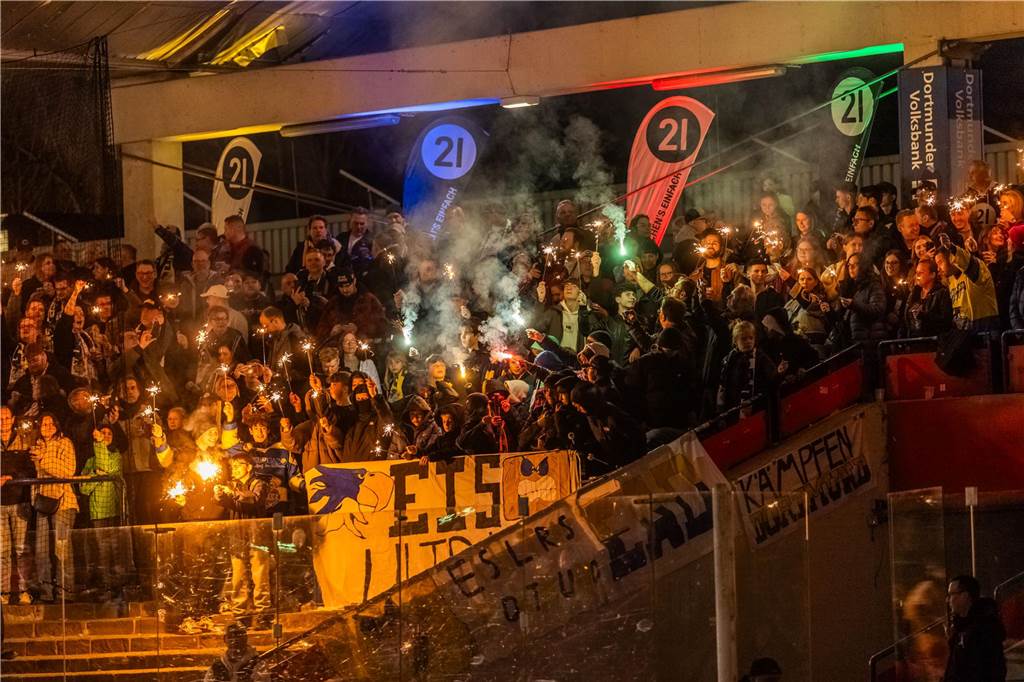 3:0 und 4:2 geführt, den 4:4-Ausgleich mit der Schlusssirene kassiert und das anschließende Penaltyschießen verloren: Es war der erwartete Playoff-Fight, den die 2500 Zuschauer am Freitagabend (7. März) im Eissportzentrum Westfalen zu sehen bekamen zwischen den Eisadlern Dortmund (blau) und den Ratinger Ice Aliens (rot). Und es war ein Krimi mit Überlänge und sehr viel knisternde Spannung im ersten Finalspiel, allerdings auch mit einem zumindest aus Dortmunder Sicht etwas unerwarteten Ende. Am Sonntag (9. März) geht es ab 18 Uhr am Ratinger Sandbach mit dem 2. Spiel der Best-of-5-Serie weiter.
