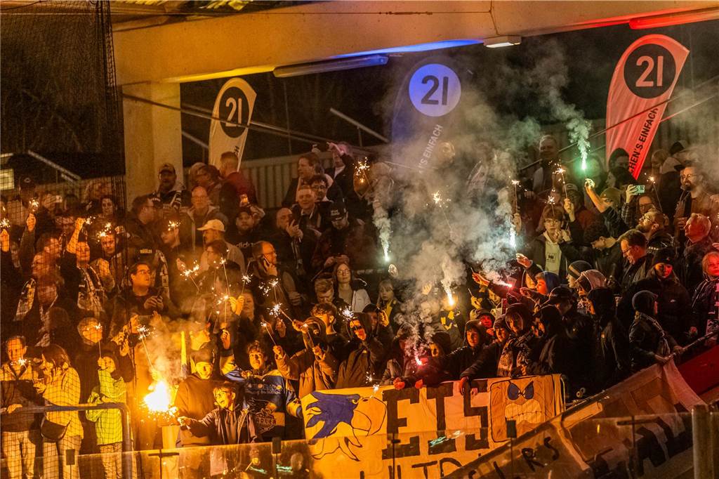3:0 und 4:2 geführt, den 4:4-Ausgleich mit der Schlusssirene kassiert und das anschließende Penaltyschießen verloren: Es war der erwartete Playoff-Fight, den die 2500 Zuschauer am Freitagabend (7. März) im Eissportzentrum Westfalen zu sehen bekamen zwischen den Eisadlern Dortmund (blau) und den Ratinger Ice Aliens (rot). Und es war ein Krimi mit Überlänge und sehr viel knisternde Spannung im ersten Finalspiel, allerdings auch mit einem zumindest aus Dortmunder Sicht etwas unerwarteten Ende. Am Sonntag (9. März) geht es ab 18 Uhr am Ratinger Sandbach mit dem 2. Spiel der Best-of-5-Serie weiter.