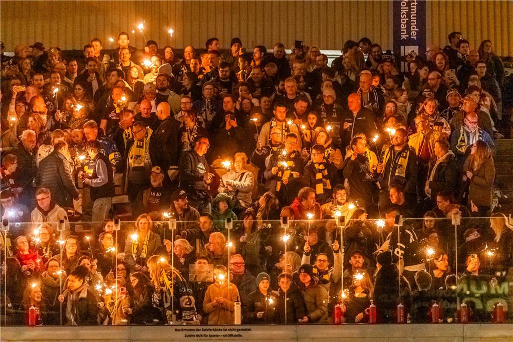 3:0 und 4:2 geführt, den 4:4-Ausgleich mit der Schlusssirene kassiert und das anschließende Penaltyschießen verloren: Es war der erwartete Playoff-Fight, den die 2500 Zuschauer am Freitagabend (7. März) im Eissportzentrum Westfalen zu sehen bekamen zwischen den Eisadlern Dortmund (blau) und den Ratinger Ice Aliens (rot). Und es war ein Krimi mit Überlänge und sehr viel knisternde Spannung im ersten Finalspiel, allerdings auch mit einem zumindest aus Dortmunder Sicht etwas unerwarteten Ende. Am Sonntag (9. März) geht es ab 18 Uhr am Ratinger Sandbach mit dem 2. Spiel der Best-of-5-Serie weiter.