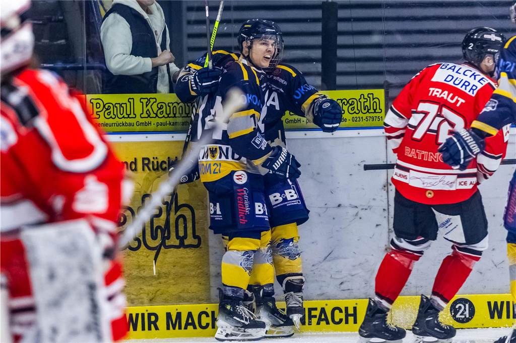 3:0 und 4:2 geführt, den 4:4-Ausgleich mit der Schlusssirene kassiert und das anschließende Penaltyschießen verloren: Es war der erwartete Playoff-Fight, den die 2500 Zuschauer am Freitagabend (7. März) im Eissportzentrum Westfalen zu sehen bekamen zwischen den Eisadlern Dortmund (blau) und den Ratinger Ice Aliens (rot). Und es war ein Krimi mit Überlänge und sehr viel knisternde Spannung im ersten Finalspiel, allerdings auch mit einem zumindest aus Dortmunder Sicht etwas unerwarteten Ende. Am Sonntag (9. März) geht es ab 18 Uhr am Ratinger Sandbach mit dem 2. Spiel der Best-of-5-Serie weiter.