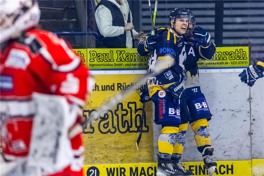 3:0 und 4:2 geführt, den 4:4-Ausgleich mit der Schlusssirene kassiert und das anschließende Penaltyschießen verloren: Es war der erwartete Playoff-Fight, den die 2500 Zuschauer am Freitagabend (7. März) im Eissportzentrum Westfalen zu sehen bekamen zwischen den Eisadlern Dortmund (blau) und den Ratinger Ice Aliens (rot). Und es war ein Krimi mit Überlänge und sehr viel knisternde Spannung im ersten Finalspiel, allerdings auch mit einem zumindest aus Dortmunder Sicht etwas unerwarteten Ende. Am Sonntag (9. März) geht es ab 18 Uhr am Ratinger Sandbach mit dem 2. Spiel der Best-of-5-Serie weiter.