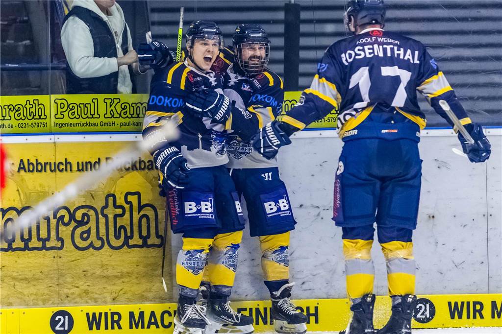 3:0 und 4:2 geführt, den 4:4-Ausgleich mit der Schlusssirene kassiert und das anschließende Penaltyschießen verloren: Es war der erwartete Playoff-Fight, den die 2500 Zuschauer am Freitagabend (7. März) im Eissportzentrum Westfalen zu sehen bekamen zwischen den Eisadlern Dortmund (blau) und den Ratinger Ice Aliens (rot). Und es war ein Krimi mit Überlänge und sehr viel knisternde Spannung im ersten Finalspiel, allerdings auch mit einem zumindest aus Dortmunder Sicht etwas unerwarteten Ende. Am Sonntag (9. März) geht es ab 18 Uhr am Ratinger Sandbach mit dem 2. Spiel der Best-of-5-Serie weiter.