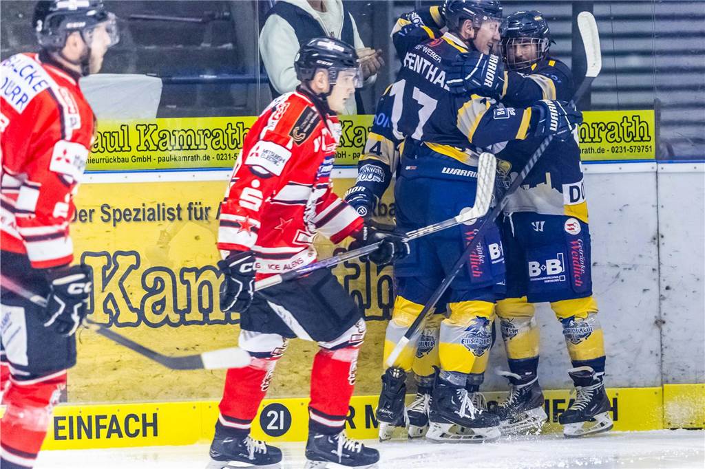 3:0 und 4:2 geführt, den 4:4-Ausgleich mit der Schlusssirene kassiert und das anschließende Penaltyschießen verloren: Es war der erwartete Playoff-Fight, den die 2500 Zuschauer am Freitagabend (7. März) im Eissportzentrum Westfalen zu sehen bekamen zwischen den Eisadlern Dortmund (blau) und den Ratinger Ice Aliens (rot). Und es war ein Krimi mit Überlänge und sehr viel knisternde Spannung im ersten Finalspiel, allerdings auch mit einem zumindest aus Dortmunder Sicht etwas unerwarteten Ende. Am Sonntag (9. März) geht es ab 18 Uhr am Ratinger Sandbach mit dem 2. Spiel der Best-of-5-Serie weiter.