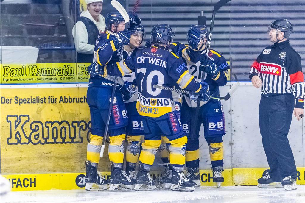 3:0 und 4:2 geführt, den 4:4-Ausgleich mit der Schlusssirene kassiert und das anschließende Penaltyschießen verloren: Es war der erwartete Playoff-Fight, den die 2500 Zuschauer am Freitagabend (7. März) im Eissportzentrum Westfalen zu sehen bekamen zwischen den Eisadlern Dortmund (blau) und den Ratinger Ice Aliens (rot). Und es war ein Krimi mit Überlänge und sehr viel knisternde Spannung im ersten Finalspiel, allerdings auch mit einem zumindest aus Dortmunder Sicht etwas unerwarteten Ende. Am Sonntag (9. März) geht es ab 18 Uhr am Ratinger Sandbach mit dem 2. Spiel der Best-of-5-Serie weiter.
