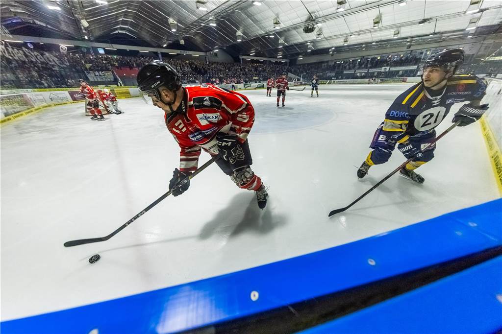 3:0 und 4:2 geführt, den 4:4-Ausgleich mit der Schlusssirene kassiert und das anschließende Penaltyschießen verloren: Es war der erwartete Playoff-Fight, den die 2500 Zuschauer am Freitagabend (7. März) im Eissportzentrum Westfalen zu sehen bekamen zwischen den Eisadlern Dortmund (blau) und den Ratinger Ice Aliens (rot). Und es war ein Krimi mit Überlänge und sehr viel knisternde Spannung im ersten Finalspiel, allerdings auch mit einem zumindest aus Dortmunder Sicht etwas unerwarteten Ende. Am Sonntag (9. März) geht es ab 18 Uhr am Ratinger Sandbach mit dem 2. Spiel der Best-of-5-Serie weiter.