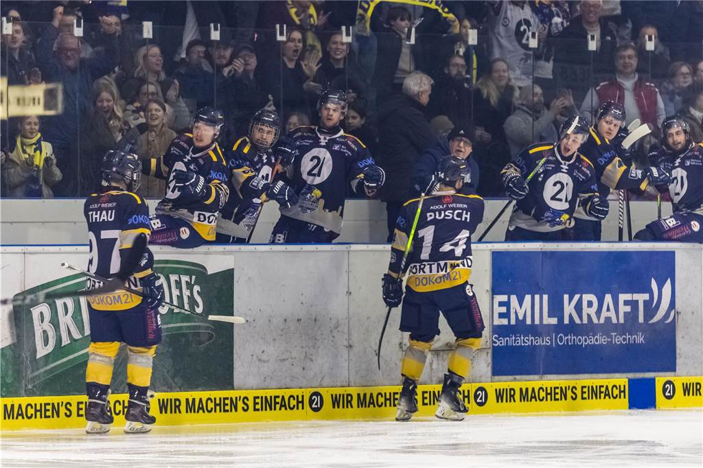 3:0 und 4:2 geführt, den 4:4-Ausgleich mit der Schlusssirene kassiert und das anschließende Penaltyschießen verloren: Es war der erwartete Playoff-Fight, den die 2500 Zuschauer am Freitagabend (7. März) im Eissportzentrum Westfalen zu sehen bekamen zwischen den Eisadlern Dortmund (blau) und den Ratinger Ice Aliens (rot). Und es war ein Krimi mit Überlänge und sehr viel knisternde Spannung im ersten Finalspiel, allerdings auch mit einem zumindest aus Dortmunder Sicht etwas unerwarteten Ende. Am Sonntag (9. März) geht es ab 18 Uhr am Ratinger Sandbach mit dem 2. Spiel der Best-of-5-Serie weiter.