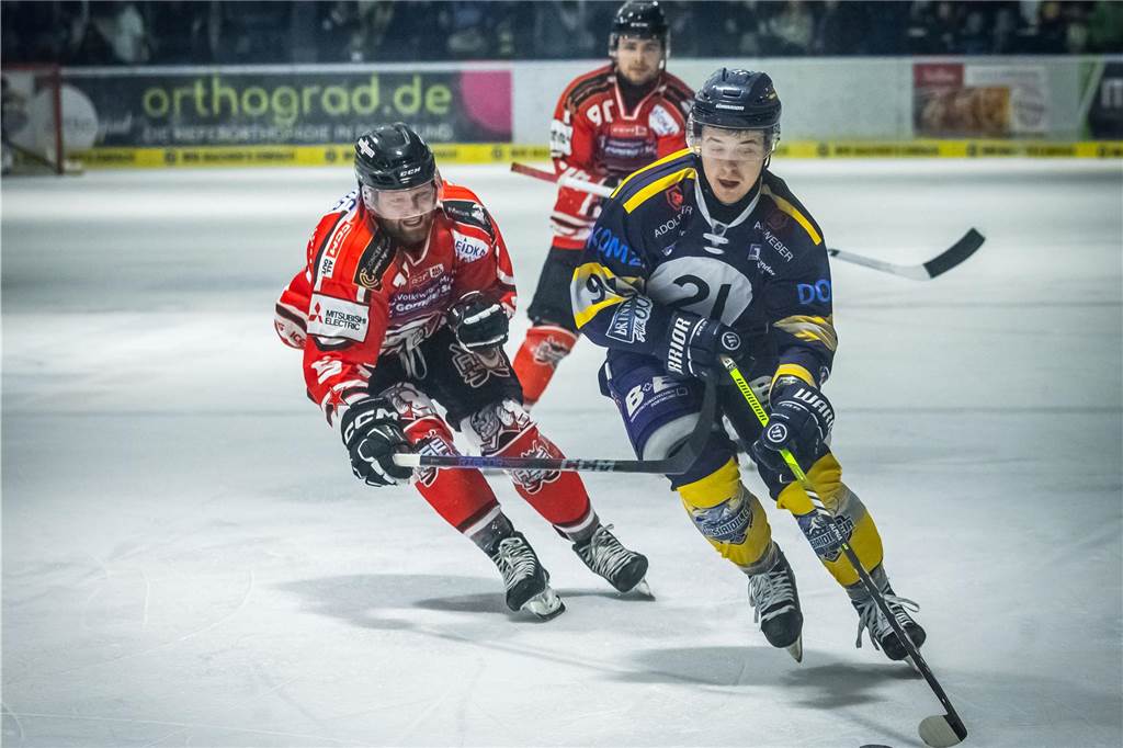 3:0 und 4:2 geführt, den 4:4-Ausgleich mit der Schlusssirene kassiert und das anschließende Penaltyschießen verloren: Es war der erwartete Playoff-Fight, den die 2500 Zuschauer am Freitagabend (7. März) im Eissportzentrum Westfalen zu sehen bekamen zwischen den Eisadlern Dortmund (blau) und den Ratinger Ice Aliens (rot). Und es war ein Krimi mit Überlänge und sehr viel knisternde Spannung im ersten Finalspiel, allerdings auch mit einem zumindest aus Dortmunder Sicht etwas unerwarteten Ende. Am Sonntag (9. März) geht es ab 18 Uhr am Ratinger Sandbach mit dem 2. Spiel der Best-of-5-Serie weiter.
