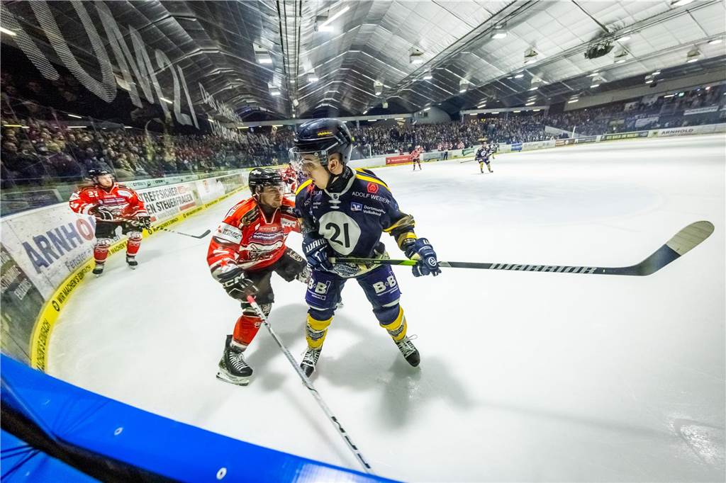 3:0 und 4:2 geführt, den 4:4-Ausgleich mit der Schlusssirene kassiert und das anschließende Penaltyschießen verloren: Es war der erwartete Playoff-Fight, den die 2500 Zuschauer am Freitagabend (7. März) im Eissportzentrum Westfalen zu sehen bekamen zwischen den Eisadlern Dortmund (blau) und den Ratinger Ice Aliens (rot). Und es war ein Krimi mit Überlänge und sehr viel knisternde Spannung im ersten Finalspiel, allerdings auch mit einem zumindest aus Dortmunder Sicht etwas unerwarteten Ende. Am Sonntag (9. März) geht es ab 18 Uhr am Ratinger Sandbach mit dem 2. Spiel der Best-of-5-Serie weiter.