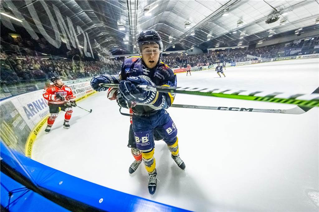 3:0 und 4:2 geführt, den 4:4-Ausgleich mit der Schlusssirene kassiert und das anschließende Penaltyschießen verloren: Es war der erwartete Playoff-Fight, den die 2500 Zuschauer am Freitagabend (7. März) im Eissportzentrum Westfalen zu sehen bekamen zwischen den Eisadlern Dortmund (blau) und den Ratinger Ice Aliens (rot). Und es war ein Krimi mit Überlänge und sehr viel knisternde Spannung im ersten Finalspiel, allerdings auch mit einem zumindest aus Dortmunder Sicht etwas unerwarteten Ende. Am Sonntag (9. März) geht es ab 18 Uhr am Ratinger Sandbach mit dem 2. Spiel der Best-of-5-Serie weiter.