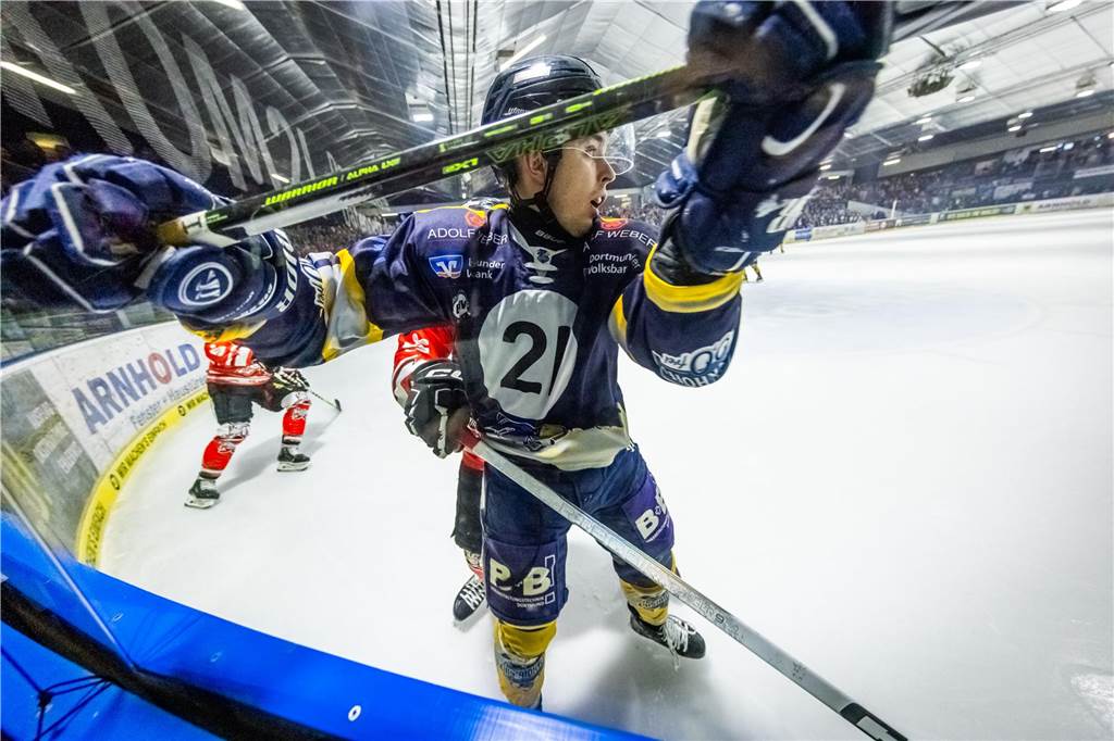 3:0 und 4:2 geführt, den 4:4-Ausgleich mit der Schlusssirene kassiert und das anschließende Penaltyschießen verloren: Es war der erwartete Playoff-Fight, den die 2500 Zuschauer am Freitagabend (7. März) im Eissportzentrum Westfalen zu sehen bekamen zwischen den Eisadlern Dortmund (blau) und den Ratinger Ice Aliens (rot). Und es war ein Krimi mit Überlänge und sehr viel knisternde Spannung im ersten Finalspiel, allerdings auch mit einem zumindest aus Dortmunder Sicht etwas unerwarteten Ende. Am Sonntag (9. März) geht es ab 18 Uhr am Ratinger Sandbach mit dem 2. Spiel der Best-of-5-Serie weiter.