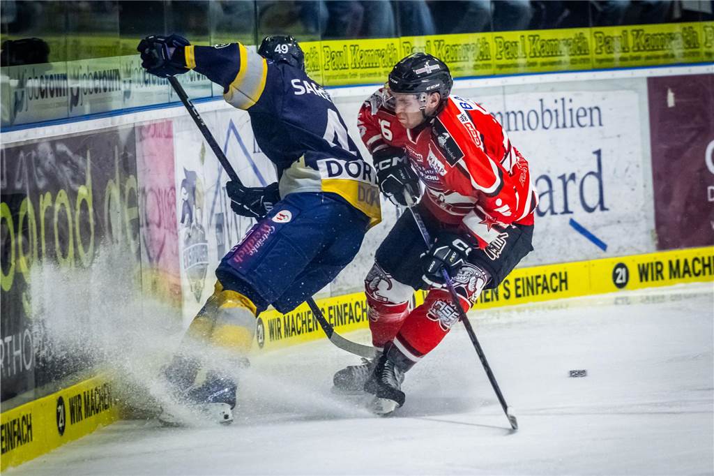 3:0 und 4:2 geführt, den 4:4-Ausgleich mit der Schlusssirene kassiert und das anschließende Penaltyschießen verloren: Es war der erwartete Playoff-Fight, den die 2500 Zuschauer am Freitagabend (7. März) im Eissportzentrum Westfalen zu sehen bekamen zwischen den Eisadlern Dortmund (blau) und den Ratinger Ice Aliens (rot). Und es war ein Krimi mit Überlänge und sehr viel knisternde Spannung im ersten Finalspiel, allerdings auch mit einem zumindest aus Dortmunder Sicht etwas unerwarteten Ende. Am Sonntag (9. März) geht es ab 18 Uhr am Ratinger Sandbach mit dem 2. Spiel der Best-of-5-Serie weiter.