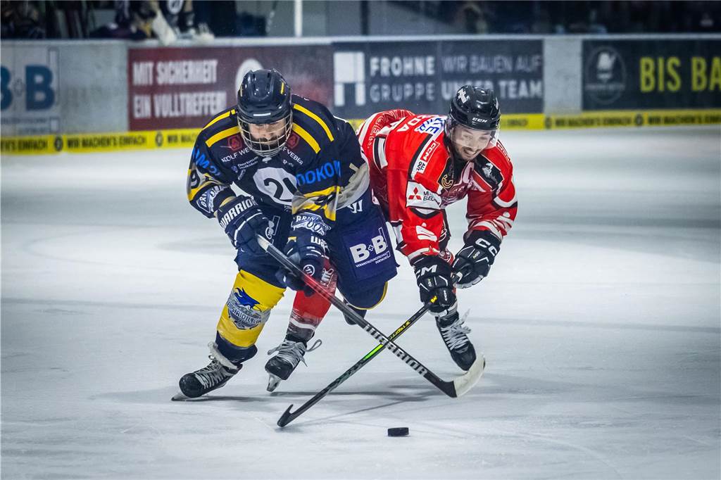 3:0 und 4:2 geführt, den 4:4-Ausgleich mit der Schlusssirene kassiert und das anschließende Penaltyschießen verloren: Es war der erwartete Playoff-Fight, den die 2500 Zuschauer am Freitagabend (7. März) im Eissportzentrum Westfalen zu sehen bekamen zwischen den Eisadlern Dortmund (blau) und den Ratinger Ice Aliens (rot). Und es war ein Krimi mit Überlänge und sehr viel knisternde Spannung im ersten Finalspiel, allerdings auch mit einem zumindest aus Dortmunder Sicht etwas unerwarteten Ende. Am Sonntag (9. März) geht es ab 18 Uhr am Ratinger Sandbach mit dem 2. Spiel der Best-of-5-Serie weiter.
