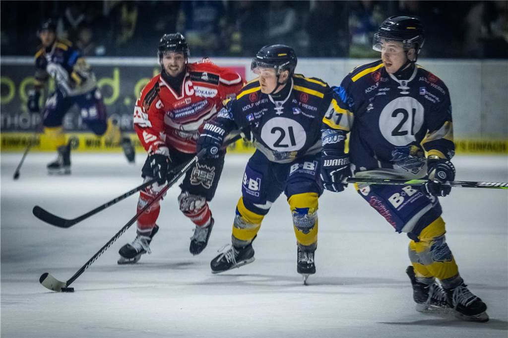 3:0 und 4:2 geführt, den 4:4-Ausgleich mit der Schlusssirene kassiert und das anschließende Penaltyschießen verloren: Es war der erwartete Playoff-Fight, den die 2500 Zuschauer am Freitagabend (7. März) im Eissportzentrum Westfalen zu sehen bekamen zwischen den Eisadlern Dortmund (blau) und den Ratinger Ice Aliens (rot). Und es war ein Krimi mit Überlänge und sehr viel knisternde Spannung im ersten Finalspiel, allerdings auch mit einem zumindest aus Dortmunder Sicht etwas unerwarteten Ende. Am Sonntag (9. März) geht es ab 18 Uhr am Ratinger Sandbach mit dem 2. Spiel der Best-of-5-Serie weiter.