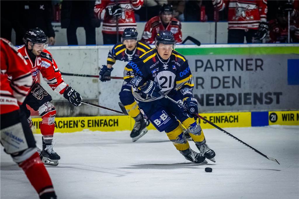 3:0 und 4:2 geführt, den 4:4-Ausgleich mit der Schlusssirene kassiert und das anschließende Penaltyschießen verloren: Es war der erwartete Playoff-Fight, den die 2500 Zuschauer am Freitagabend (7. März) im Eissportzentrum Westfalen zu sehen bekamen zwischen den Eisadlern Dortmund (blau) und den Ratinger Ice Aliens (rot). Und es war ein Krimi mit Überlänge und sehr viel knisternde Spannung im ersten Finalspiel, allerdings auch mit einem zumindest aus Dortmunder Sicht etwas unerwarteten Ende. Am Sonntag (9. März) geht es ab 18 Uhr am Ratinger Sandbach mit dem 2. Spiel der Best-of-5-Serie weiter.