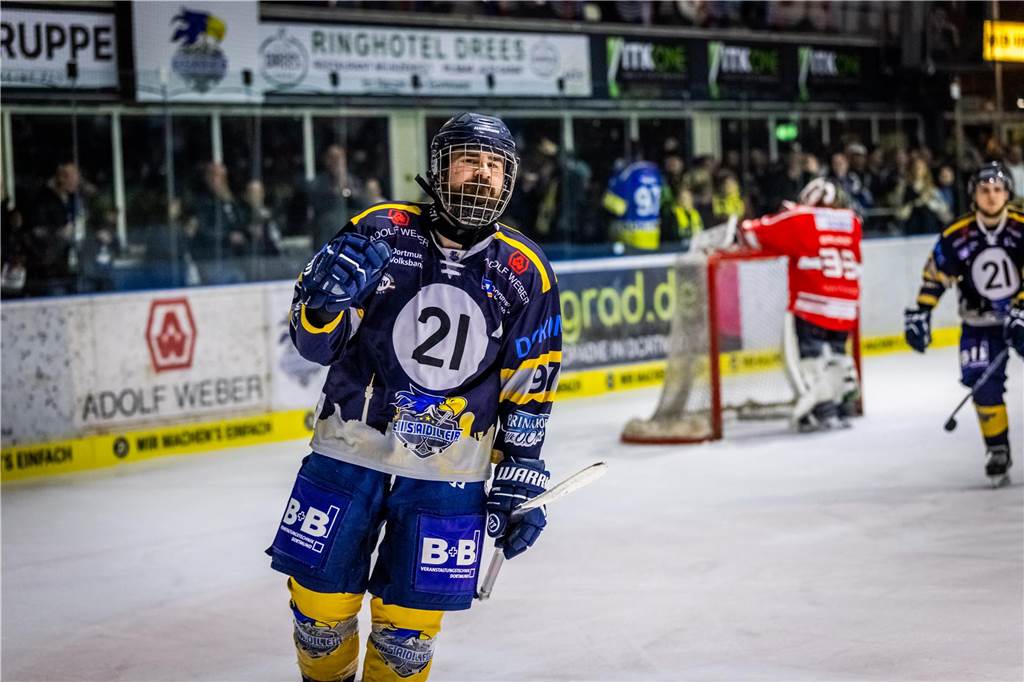 3:0 und 4:2 geführt, den 4:4-Ausgleich mit der Schlusssirene kassiert und das anschließende Penaltyschießen verloren: Es war der erwartete Playoff-Fight, den die 2500 Zuschauer am Freitagabend (7. März) im Eissportzentrum Westfalen zu sehen bekamen zwischen den Eisadlern Dortmund (blau) und den Ratinger Ice Aliens (rot). Und es war ein Krimi mit Überlänge und sehr viel knisternde Spannung im ersten Finalspiel, allerdings auch mit einem zumindest aus Dortmunder Sicht etwas unerwarteten Ende. Am Sonntag (9. März) geht es ab 18 Uhr am Ratinger Sandbach mit dem 2. Spiel der Best-of-5-Serie weiter.