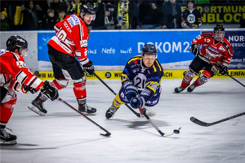 3:0 und 4:2 geführt, den 4:4-Ausgleich mit der Schlusssirene kassiert und das anschließende Penaltyschießen verloren: Es war der erwartete Playoff-Fight, den die 2500 Zuschauer am Freitagabend (7. März) im Eissportzentrum Westfalen zu sehen bekamen zwischen den Eisadlern Dortmund (blau) und den Ratinger Ice Aliens (rot). Und es war ein Krimi mit Überlänge und sehr viel knisternde Spannung im ersten Finalspiel, allerdings auch mit einem zumindest aus Dortmunder Sicht etwas unerwarteten Ende. Am Sonntag (9. März) geht es ab 18 Uhr am Ratinger Sandbach mit dem 2. Spiel der Best-of-5-Serie weiter.