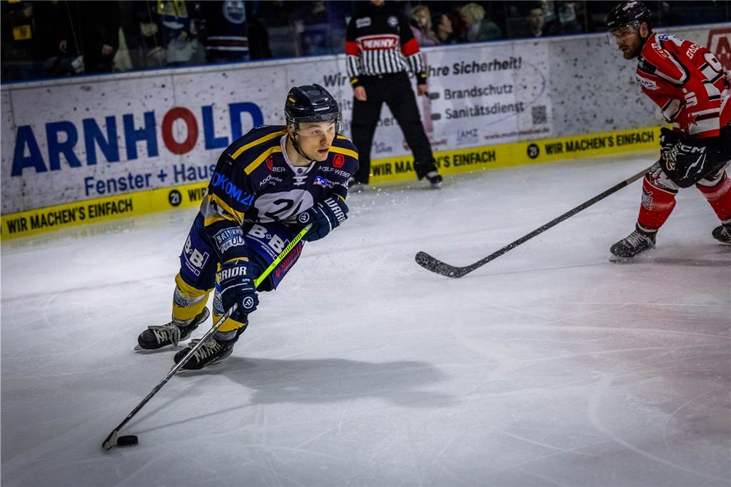 3:0 und 4:2 geführt, den 4:4-Ausgleich mit der Schlusssirene kassiert und das anschließende Penaltyschießen verloren: Es war der erwartete Playoff-Fight, den die 2500 Zuschauer am Freitagabend (7. März) im Eissportzentrum Westfalen zu sehen bekamen zwischen den Eisadlern Dortmund (blau) und den Ratinger Ice Aliens (rot). Und es war ein Krimi mit Überlänge und sehr viel knisternde Spannung im ersten Finalspiel, allerdings auch mit einem zumindest aus Dortmunder Sicht etwas unerwarteten Ende. Am Sonntag (9. März) geht es ab 18 Uhr am Ratinger Sandbach mit dem 2. Spiel der Best-of-5-Serie weiter.