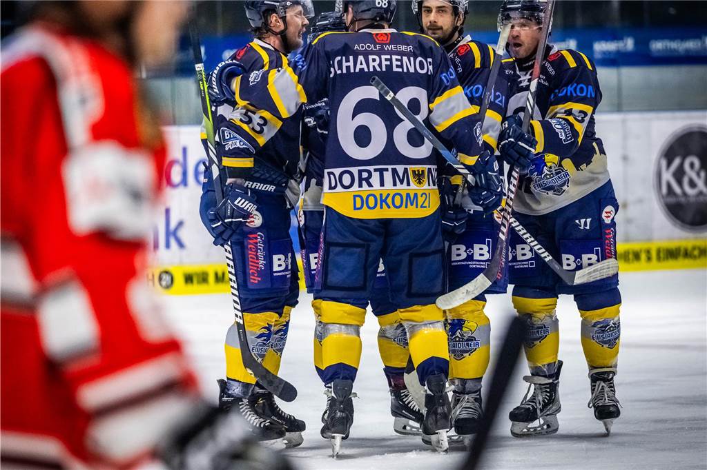 3:0 und 4:2 geführt, den 4:4-Ausgleich mit der Schlusssirene kassiert und das anschließende Penaltyschießen verloren: Es war der erwartete Playoff-Fight, den die 2500 Zuschauer am Freitagabend (7. März) im Eissportzentrum Westfalen zu sehen bekamen zwischen den Eisadlern Dortmund (blau) und den Ratinger Ice Aliens (rot). Und es war ein Krimi mit Überlänge und sehr viel knisternde Spannung im ersten Finalspiel, allerdings auch mit einem zumindest aus Dortmunder Sicht etwas unerwarteten Ende. Am Sonntag (9. März) geht es ab 18 Uhr am Ratinger Sandbach mit dem 2. Spiel der Best-of-5-Serie weiter.