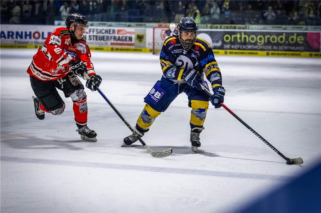 3:0 und 4:2 geführt, den 4:4-Ausgleich mit der Schlusssirene kassiert und das anschließende Penaltyschießen verloren: Es war der erwartete Playoff-Fight, den die 2500 Zuschauer am Freitagabend (7. März) im Eissportzentrum Westfalen zu sehen bekamen zwischen den Eisadlern Dortmund (blau) und den Ratinger Ice Aliens (rot). Und es war ein Krimi mit Überlänge und sehr viel knisternde Spannung im ersten Finalspiel, allerdings auch mit einem zumindest aus Dortmunder Sicht etwas unerwarteten Ende. Am Sonntag (9. März) geht es ab 18 Uhr am Ratinger Sandbach mit dem 2. Spiel der Best-of-5-Serie weiter.