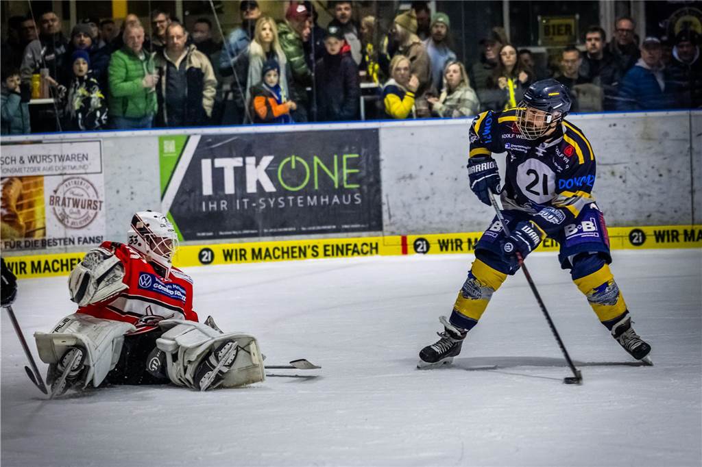 3:0 und 4:2 geführt, den 4:4-Ausgleich mit der Schlusssirene kassiert und das anschließende Penaltyschießen verloren: Es war der erwartete Playoff-Fight, den die 2500 Zuschauer am Freitagabend (7. März) im Eissportzentrum Westfalen zu sehen bekamen zwischen den Eisadlern Dortmund (blau) und den Ratinger Ice Aliens (rot). Und es war ein Krimi mit Überlänge und sehr viel knisternde Spannung im ersten Finalspiel, allerdings auch mit einem zumindest aus Dortmunder Sicht etwas unerwarteten Ende. Am Sonntag (9. März) geht es ab 18 Uhr am Ratinger Sandbach mit dem 2. Spiel der Best-of-5-Serie weiter.