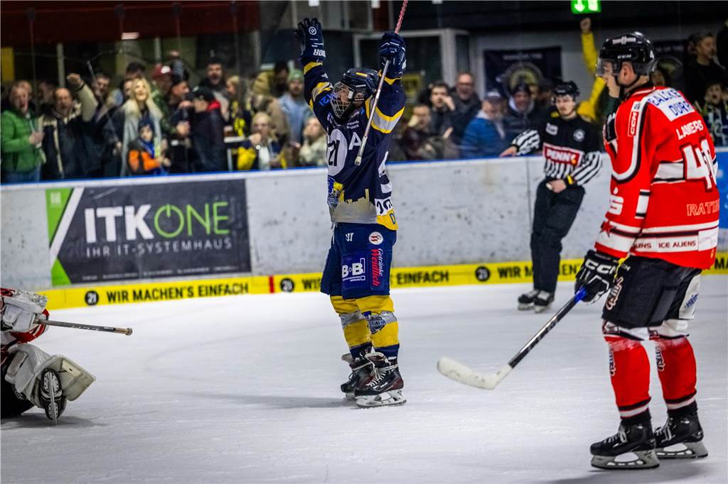 3:0 und 4:2 geführt, den 4:4-Ausgleich mit der Schlusssirene kassiert und das anschließende Penaltyschießen verloren: Es war der erwartete Playoff-Fight, den die 2500 Zuschauer am Freitagabend (7. März) im Eissportzentrum Westfalen zu sehen bekamen zwischen den Eisadlern Dortmund (blau) und den Ratinger Ice Aliens (rot). Und es war ein Krimi mit Überlänge und sehr viel knisternde Spannung im ersten Finalspiel, allerdings auch mit einem zumindest aus Dortmunder Sicht etwas unerwarteten Ende. Am Sonntag (9. März) geht es ab 18 Uhr am Ratinger Sandbach mit dem 2. Spiel der Best-of-5-Serie weiter.
