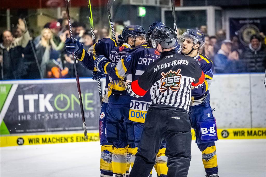 3:0 und 4:2 geführt, den 4:4-Ausgleich mit der Schlusssirene kassiert und das anschließende Penaltyschießen verloren: Es war der erwartete Playoff-Fight, den die 2500 Zuschauer am Freitagabend (7. März) im Eissportzentrum Westfalen zu sehen bekamen zwischen den Eisadlern Dortmund (blau) und den Ratinger Ice Aliens (rot). Und es war ein Krimi mit Überlänge und sehr viel knisternde Spannung im ersten Finalspiel, allerdings auch mit einem zumindest aus Dortmunder Sicht etwas unerwarteten Ende. Am Sonntag (9. März) geht es ab 18 Uhr am Ratinger Sandbach mit dem 2. Spiel der Best-of-5-Serie weiter.