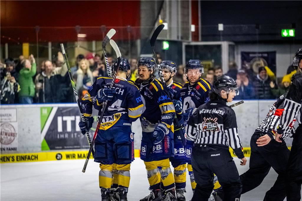 3:0 und 4:2 geführt, den 4:4-Ausgleich mit der Schlusssirene kassiert und das anschließende Penaltyschießen verloren: Es war der erwartete Playoff-Fight, den die 2500 Zuschauer am Freitagabend (7. März) im Eissportzentrum Westfalen zu sehen bekamen zwischen den Eisadlern Dortmund (blau) und den Ratinger Ice Aliens (rot). Und es war ein Krimi mit Überlänge und sehr viel knisternde Spannung im ersten Finalspiel, allerdings auch mit einem zumindest aus Dortmunder Sicht etwas unerwarteten Ende. Am Sonntag (9. März) geht es ab 18 Uhr am Ratinger Sandbach mit dem 2. Spiel der Best-of-5-Serie weiter.