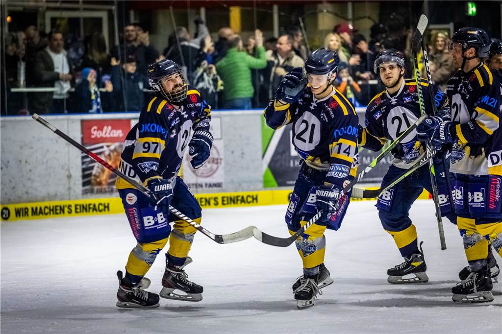 3:0 und 4:2 geführt, den 4:4-Ausgleich mit der Schlusssirene kassiert und das anschließende Penaltyschießen verloren: Es war der erwartete Playoff-Fight, den die 2500 Zuschauer am Freitagabend (7. März) im Eissportzentrum Westfalen zu sehen bekamen zwischen den Eisadlern Dortmund (blau) und den Ratinger Ice Aliens (rot). Und es war ein Krimi mit Überlänge und sehr viel knisternde Spannung im ersten Finalspiel, allerdings auch mit einem zumindest aus Dortmunder Sicht etwas unerwarteten Ende. Am Sonntag (9. März) geht es ab 18 Uhr am Ratinger Sandbach mit dem 2. Spiel der Best-of-5-Serie weiter.