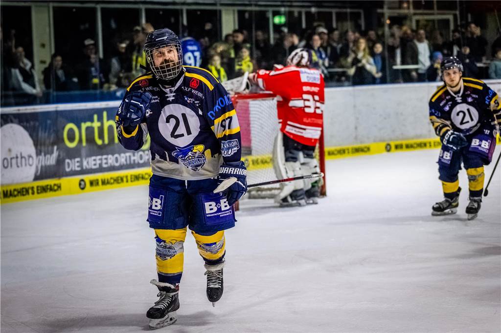 3:0 und 4:2 geführt, den 4:4-Ausgleich mit der Schlusssirene kassiert und das anschließende Penaltyschießen verloren: Es war der erwartete Playoff-Fight, den die 2500 Zuschauer am Freitagabend (7. März) im Eissportzentrum Westfalen zu sehen bekamen zwischen den Eisadlern Dortmund (blau) und den Ratinger Ice Aliens (rot). Und es war ein Krimi mit Überlänge und sehr viel knisternde Spannung im ersten Finalspiel, allerdings auch mit einem zumindest aus Dortmunder Sicht etwas unerwarteten Ende. Am Sonntag (9. März) geht es ab 18 Uhr am Ratinger Sandbach mit dem 2. Spiel der Best-of-5-Serie weiter.