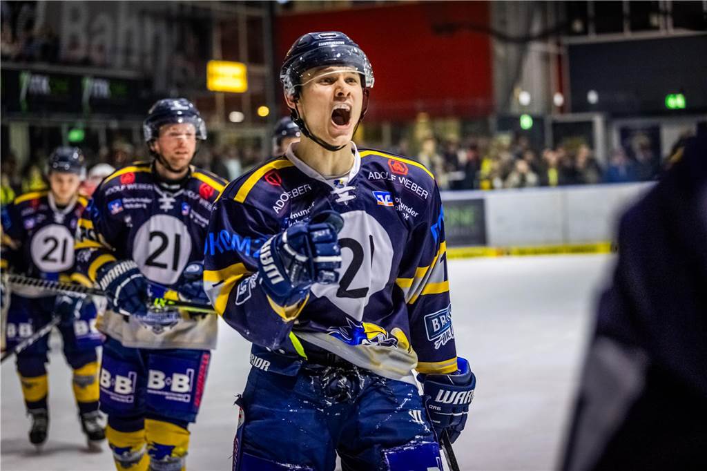3:0 und 4:2 geführt, den 4:4-Ausgleich mit der Schlusssirene kassiert und das anschließende Penaltyschießen verloren: Es war der erwartete Playoff-Fight, den die 2500 Zuschauer am Freitagabend (7. März) im Eissportzentrum Westfalen zu sehen bekamen zwischen den Eisadlern Dortmund (blau) und den Ratinger Ice Aliens (rot). Und es war ein Krimi mit Überlänge und sehr viel knisternde Spannung im ersten Finalspiel, allerdings auch mit einem zumindest aus Dortmunder Sicht etwas unerwarteten Ende. Am Sonntag (9. März) geht es ab 18 Uhr am Ratinger Sandbach mit dem 2. Spiel der Best-of-5-Serie weiter.