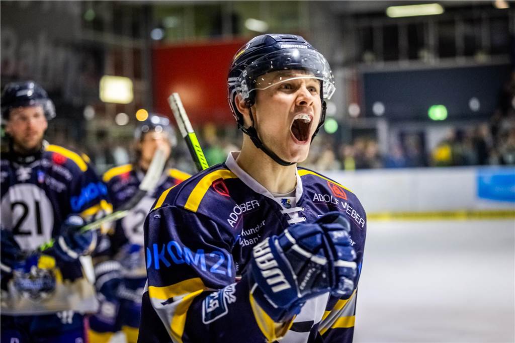 3:0 und 4:2 geführt, den 4:4-Ausgleich mit der Schlusssirene kassiert und das anschließende Penaltyschießen verloren: Es war der erwartete Playoff-Fight, den die 2500 Zuschauer am Freitagabend (7. März) im Eissportzentrum Westfalen zu sehen bekamen zwischen den Eisadlern Dortmund (blau) und den Ratinger Ice Aliens (rot). Und es war ein Krimi mit Überlänge und sehr viel knisternde Spannung im ersten Finalspiel, allerdings auch mit einem zumindest aus Dortmunder Sicht etwas unerwarteten Ende. Am Sonntag (9. März) geht es ab 18 Uhr am Ratinger Sandbach mit dem 2. Spiel der Best-of-5-Serie weiter.