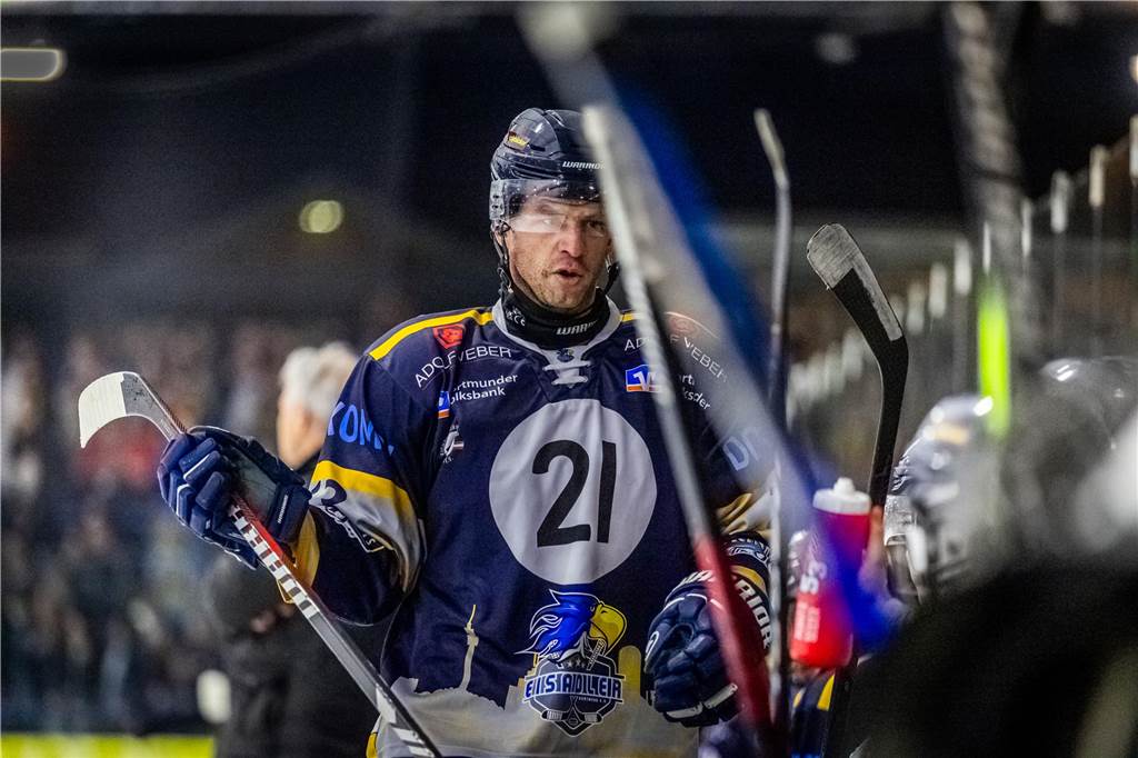 3:0 und 4:2 geführt, den 4:4-Ausgleich mit der Schlusssirene kassiert und das anschließende Penaltyschießen verloren: Es war der erwartete Playoff-Fight, den die 2500 Zuschauer am Freitagabend (7. März) im Eissportzentrum Westfalen zu sehen bekamen zwischen den Eisadlern Dortmund (blau) und den Ratinger Ice Aliens (rot). Und es war ein Krimi mit Überlänge und sehr viel knisternde Spannung im ersten Finalspiel, allerdings auch mit einem zumindest aus Dortmunder Sicht etwas unerwarteten Ende. Am Sonntag (9. März) geht es ab 18 Uhr am Ratinger Sandbach mit dem 2. Spiel der Best-of-5-Serie weiter.