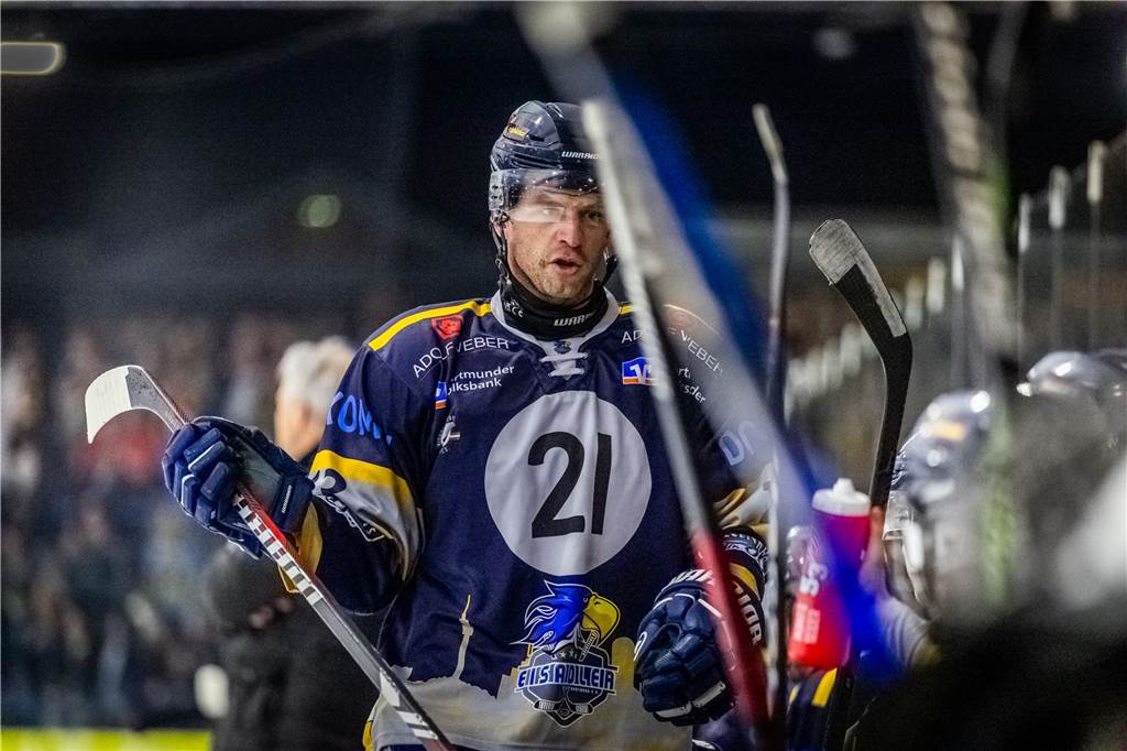 3:0 und 4:2 geführt, den 4:4-Ausgleich mit der Schlusssirene kassiert und das anschließende Penaltyschießen verloren: Es war der erwartete Playoff-Fight, den die 2500 Zuschauer am Freitagabend (7. März) im Eissportzentrum Westfalen zu sehen bekamen zwischen den Eisadlern Dortmund (blau) und den Ratinger Ice Aliens (rot). Und es war ein Krimi mit Überlänge und sehr viel knisternde Spannung im ersten Finalspiel, allerdings auch mit einem zumindest aus Dortmunder Sicht etwas unerwarteten Ende. Am Sonntag (9. März) geht es ab 18 Uhr am Ratinger Sandbach mit dem 2. Spiel der Best-of-5-Serie weiter.