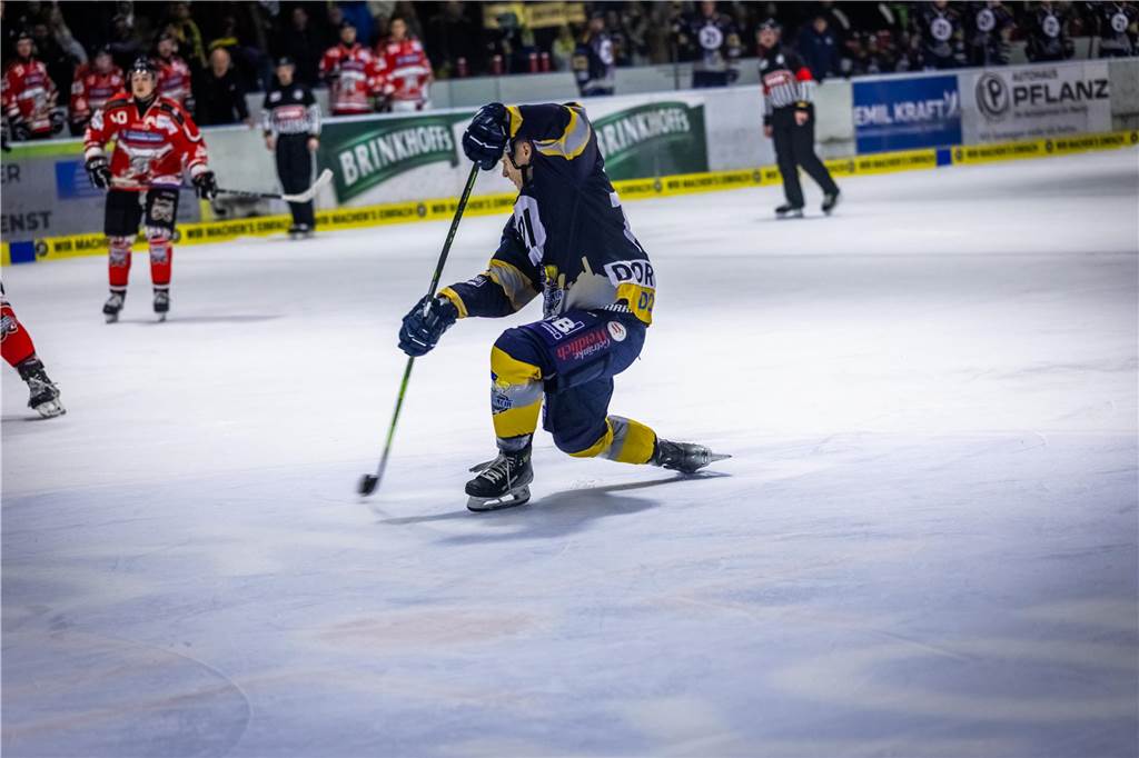 3:0 und 4:2 geführt, den 4:4-Ausgleich mit der Schlusssirene kassiert und das anschließende Penaltyschießen verloren: Es war der erwartete Playoff-Fight, den die 2500 Zuschauer am Freitagabend (7. März) im Eissportzentrum Westfalen zu sehen bekamen zwischen den Eisadlern Dortmund (blau) und den Ratinger Ice Aliens (rot). Und es war ein Krimi mit Überlänge und sehr viel knisternde Spannung im ersten Finalspiel, allerdings auch mit einem zumindest aus Dortmunder Sicht etwas unerwarteten Ende. Am Sonntag (9. März) geht es ab 18 Uhr am Ratinger Sandbach mit dem 2. Spiel der Best-of-5-Serie weiter.