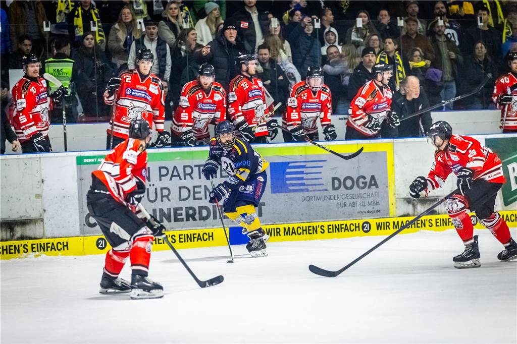 3:0 und 4:2 geführt, den 4:4-Ausgleich mit der Schlusssirene kassiert und das anschließende Penaltyschießen verloren: Es war der erwartete Playoff-Fight, den die 2500 Zuschauer am Freitagabend (7. März) im Eissportzentrum Westfalen zu sehen bekamen zwischen den Eisadlern Dortmund (blau) und den Ratinger Ice Aliens (rot). Und es war ein Krimi mit Überlänge und sehr viel knisternde Spannung im ersten Finalspiel, allerdings auch mit einem zumindest aus Dortmunder Sicht etwas unerwarteten Ende. Am Sonntag (9. März) geht es ab 18 Uhr am Ratinger Sandbach mit dem 2. Spiel der Best-of-5-Serie weiter.