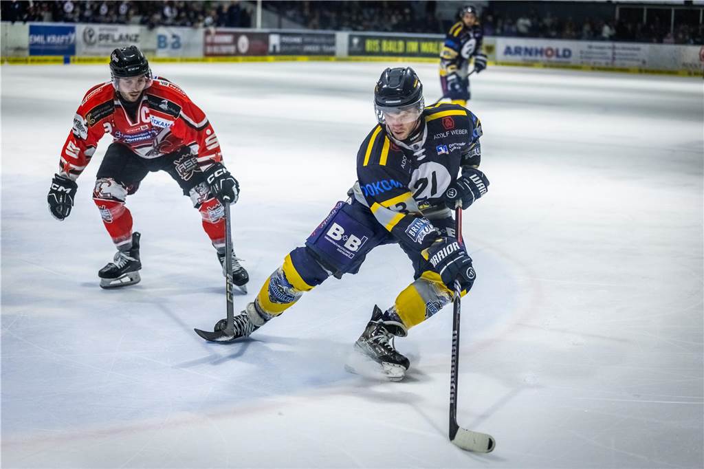 3:0 und 4:2 geführt, den 4:4-Ausgleich mit der Schlusssirene kassiert und das anschließende Penaltyschießen verloren: Es war der erwartete Playoff-Fight, den die 2500 Zuschauer am Freitagabend (7. März) im Eissportzentrum Westfalen zu sehen bekamen zwischen den Eisadlern Dortmund (blau) und den Ratinger Ice Aliens (rot). Und es war ein Krimi mit Überlänge und sehr viel knisternde Spannung im ersten Finalspiel, allerdings auch mit einem zumindest aus Dortmunder Sicht etwas unerwarteten Ende. Am Sonntag (9. März) geht es ab 18 Uhr am Ratinger Sandbach mit dem 2. Spiel der Best-of-5-Serie weiter.