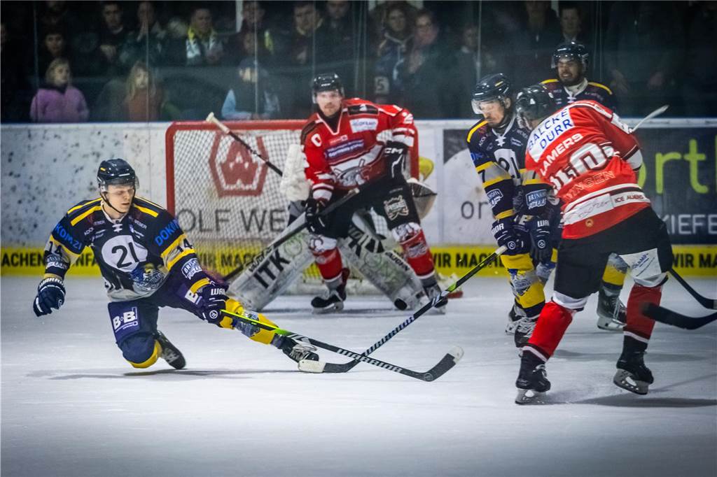 3:0 und 4:2 geführt, den 4:4-Ausgleich mit der Schlusssirene kassiert und das anschließende Penaltyschießen verloren: Es war der erwartete Playoff-Fight, den die 2500 Zuschauer am Freitagabend (7. März) im Eissportzentrum Westfalen zu sehen bekamen zwischen den Eisadlern Dortmund (blau) und den Ratinger Ice Aliens (rot). Und es war ein Krimi mit Überlänge und sehr viel knisternde Spannung im ersten Finalspiel, allerdings auch mit einem zumindest aus Dortmunder Sicht etwas unerwarteten Ende. Am Sonntag (9. März) geht es ab 18 Uhr am Ratinger Sandbach mit dem 2. Spiel der Best-of-5-Serie weiter.