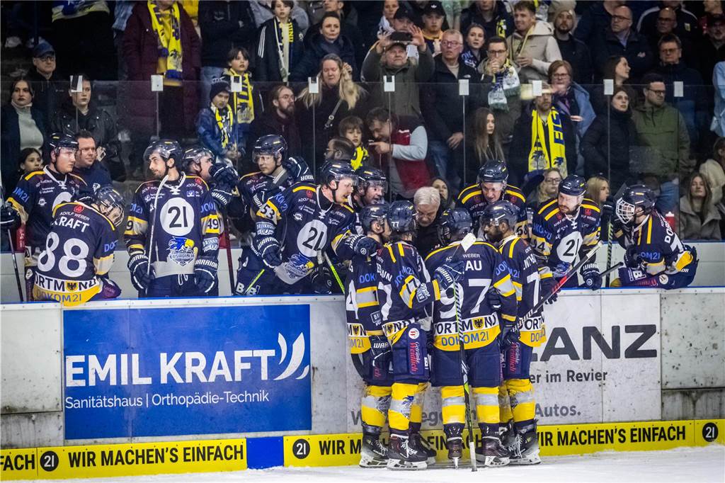 3:0 und 4:2 geführt, den 4:4-Ausgleich mit der Schlusssirene kassiert und das anschließende Penaltyschießen verloren: Es war der erwartete Playoff-Fight, den die 2500 Zuschauer am Freitagabend (7. März) im Eissportzentrum Westfalen zu sehen bekamen zwischen den Eisadlern Dortmund (blau) und den Ratinger Ice Aliens (rot). Und es war ein Krimi mit Überlänge und sehr viel knisternde Spannung im ersten Finalspiel, allerdings auch mit einem zumindest aus Dortmunder Sicht etwas unerwarteten Ende. Am Sonntag (9. März) geht es ab 18 Uhr am Ratinger Sandbach mit dem 2. Spiel der Best-of-5-Serie weiter.