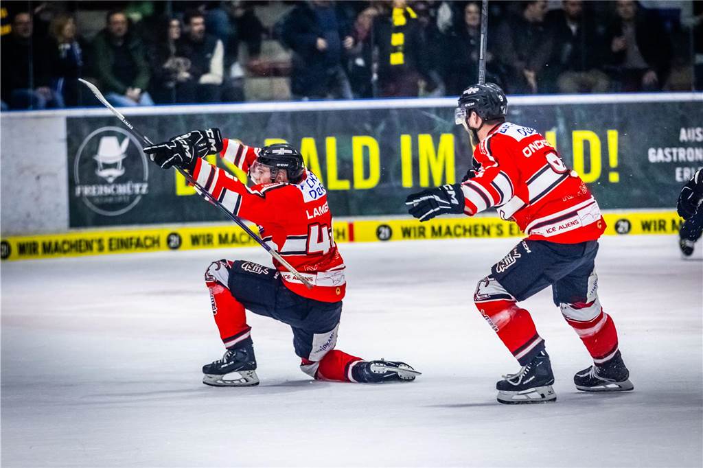 3:0 und 4:2 geführt, den 4:4-Ausgleich mit der Schlusssirene kassiert und das anschließende Penaltyschießen verloren: Es war der erwartete Playoff-Fight, den die 2500 Zuschauer am Freitagabend (7. März) im Eissportzentrum Westfalen zu sehen bekamen zwischen den Eisadlern Dortmund (blau) und den Ratinger Ice Aliens (rot). Und es war ein Krimi mit Überlänge und sehr viel knisternde Spannung im ersten Finalspiel, allerdings auch mit einem zumindest aus Dortmunder Sicht etwas unerwarteten Ende. Am Sonntag (9. März) geht es ab 18 Uhr am Ratinger Sandbach mit dem 2. Spiel der Best-of-5-Serie weiter.