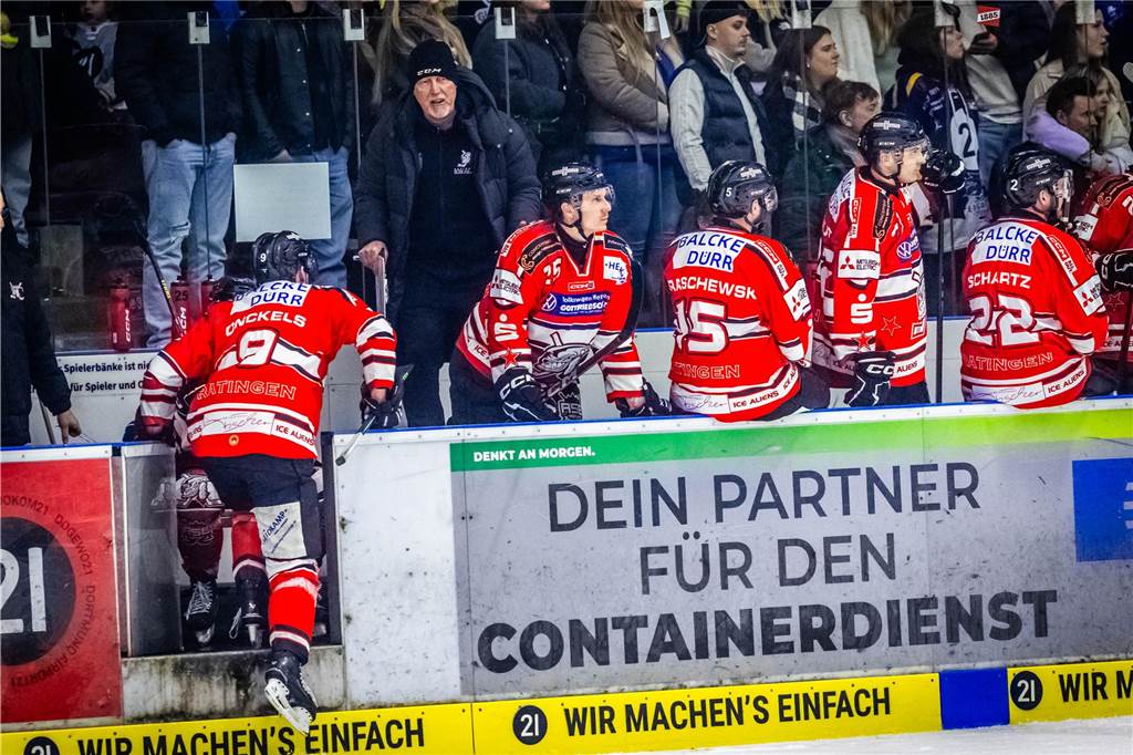 3:0 und 4:2 geführt, den 4:4-Ausgleich mit der Schlusssirene kassiert und das anschließende Penaltyschießen verloren: Es war der erwartete Playoff-Fight, den die 2500 Zuschauer am Freitagabend (7. März) im Eissportzentrum Westfalen zu sehen bekamen zwischen den Eisadlern Dortmund (blau) und den Ratinger Ice Aliens (rot). Und es war ein Krimi mit Überlänge und sehr viel knisternde Spannung im ersten Finalspiel, allerdings auch mit einem zumindest aus Dortmunder Sicht etwas unerwarteten Ende. Am Sonntag (9. März) geht es ab 18 Uhr am Ratinger Sandbach mit dem 2. Spiel der Best-of-5-Serie weiter.