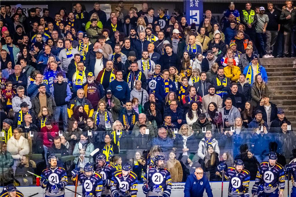 3:0 und 4:2 geführt, den 4:4-Ausgleich mit der Schlusssirene kassiert und das anschließende Penaltyschießen verloren: Es war der erwartete Playoff-Fight, den die 2500 Zuschauer am Freitagabend (7. März) im Eissportzentrum Westfalen zu sehen bekamen zwischen den Eisadlern Dortmund (blau) und den Ratinger Ice Aliens (rot). Und es war ein Krimi mit Überlänge und sehr viel knisternde Spannung im ersten Finalspiel, allerdings auch mit einem zumindest aus Dortmunder Sicht etwas unerwarteten Ende. Am Sonntag (9. März) geht es ab 18 Uhr am Ratinger Sandbach mit dem 2. Spiel der Best-of-5-Serie weiter.