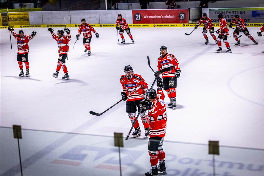 3:0 und 4:2 geführt, den 4:4-Ausgleich mit der Schlusssirene kassiert und das anschließende Penaltyschießen verloren: Es war der erwartete Playoff-Fight, den die 2500 Zuschauer am Freitagabend (7. März) im Eissportzentrum Westfalen zu sehen bekamen zwischen den Eisadlern Dortmund (blau) und den Ratinger Ice Aliens (rot). Und es war ein Krimi mit Überlänge und sehr viel knisternde Spannung im ersten Finalspiel, allerdings auch mit einem zumindest aus Dortmunder Sicht etwas unerwarteten Ende. Am Sonntag (9. März) geht es ab 18 Uhr am Ratinger Sandbach mit dem 2. Spiel der Best-of-5-Serie weiter.